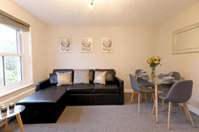 Spacious 2 Bedroom Cosy Apartment - Close to Station!